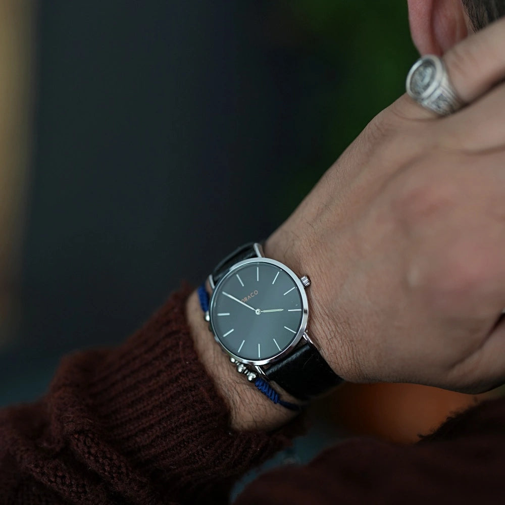 ceas barbati negru cu curea de piele si mecanism quartz pus pe mana