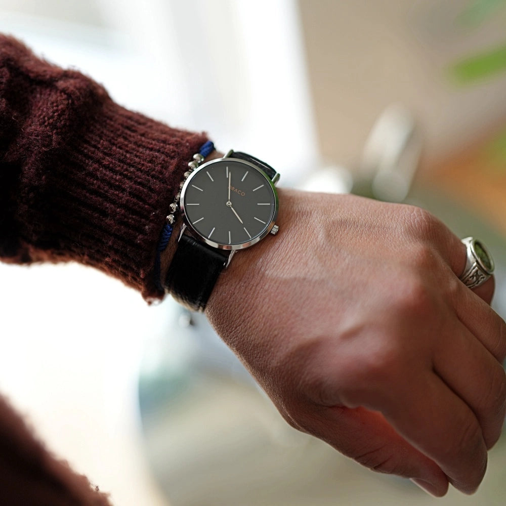 ceas barbati negru cu curea de piele si mecanism quartz pus pe mana